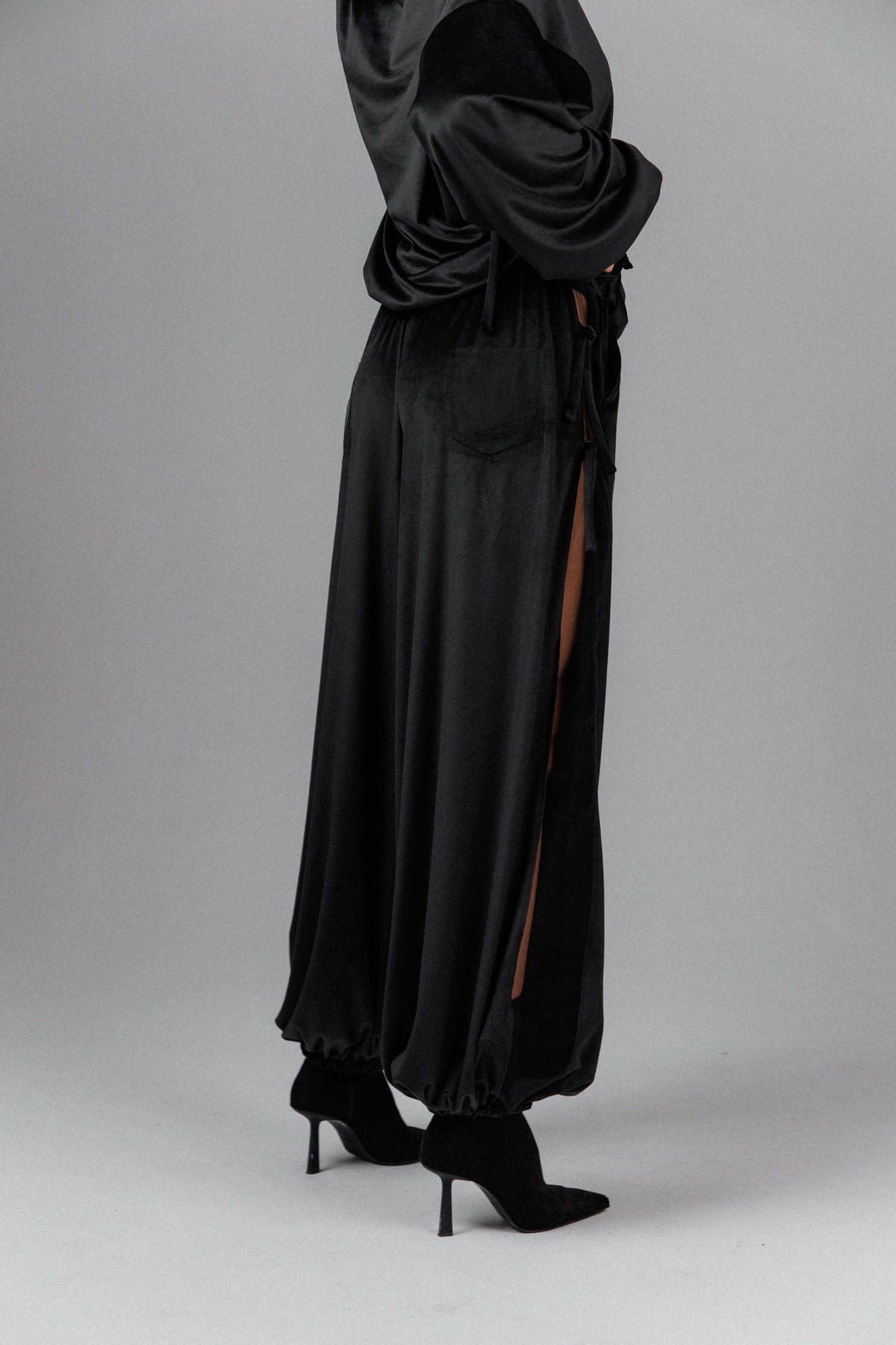 Yuphin | Balloon Trousers with Satin-Look Side Slits