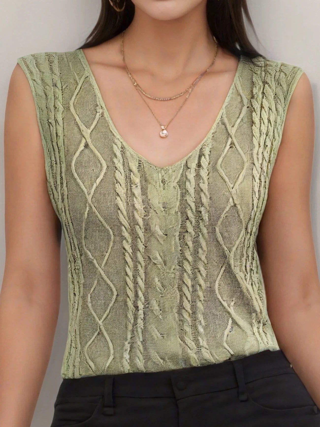 Juno | Sleeveless Cable Knit V-Neck Top