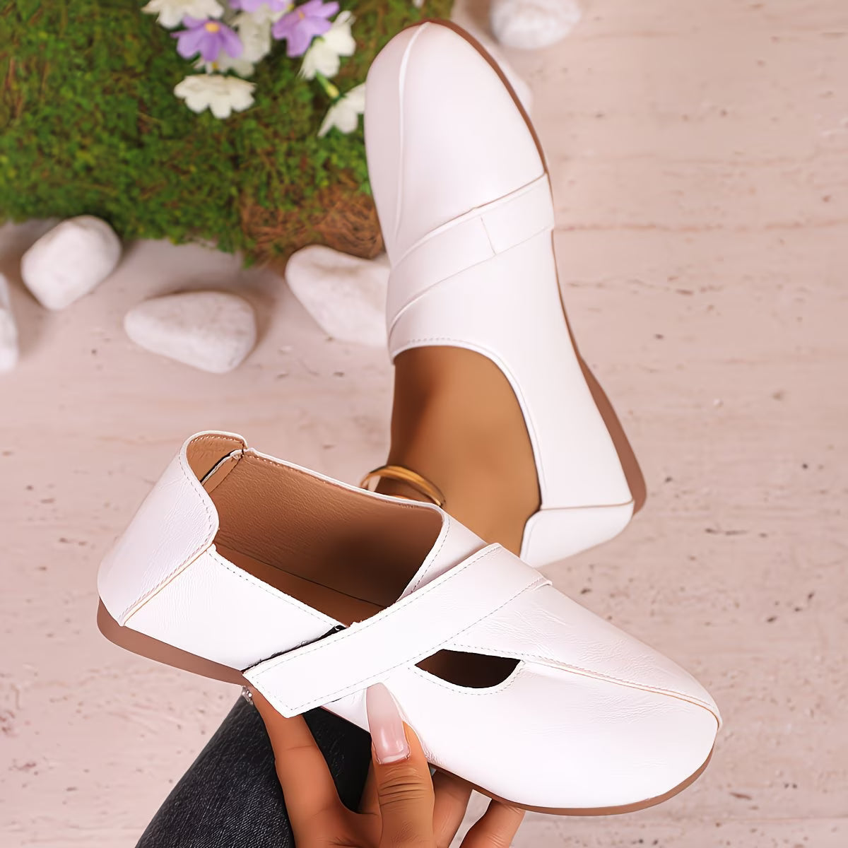 Tandara | Flat Shoes With Cross Strap Design