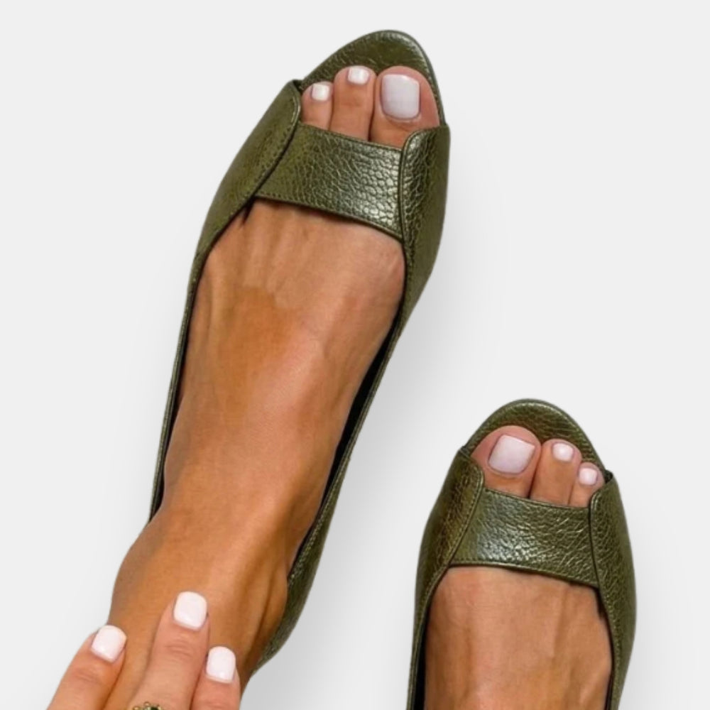 Fryda | Flat Sandals with Metallic Textured Open Toe