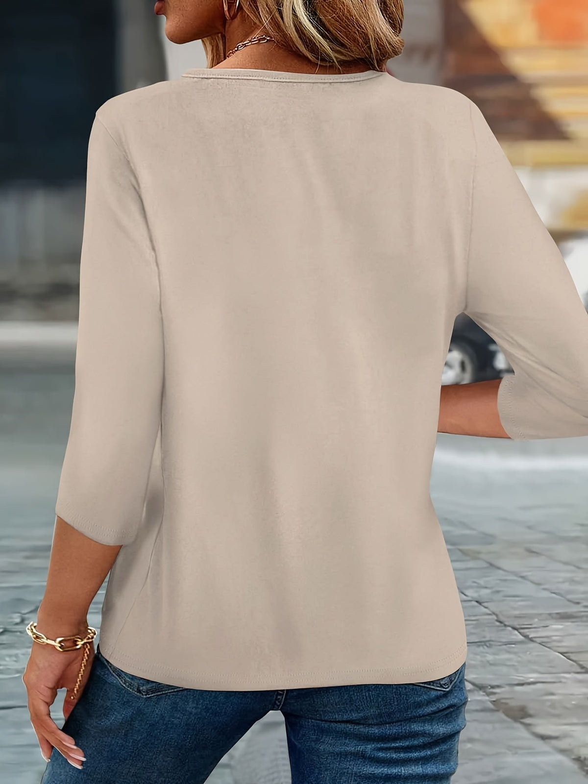 Liliieuza | V-Neck Feather Print Shirt in Light Grey