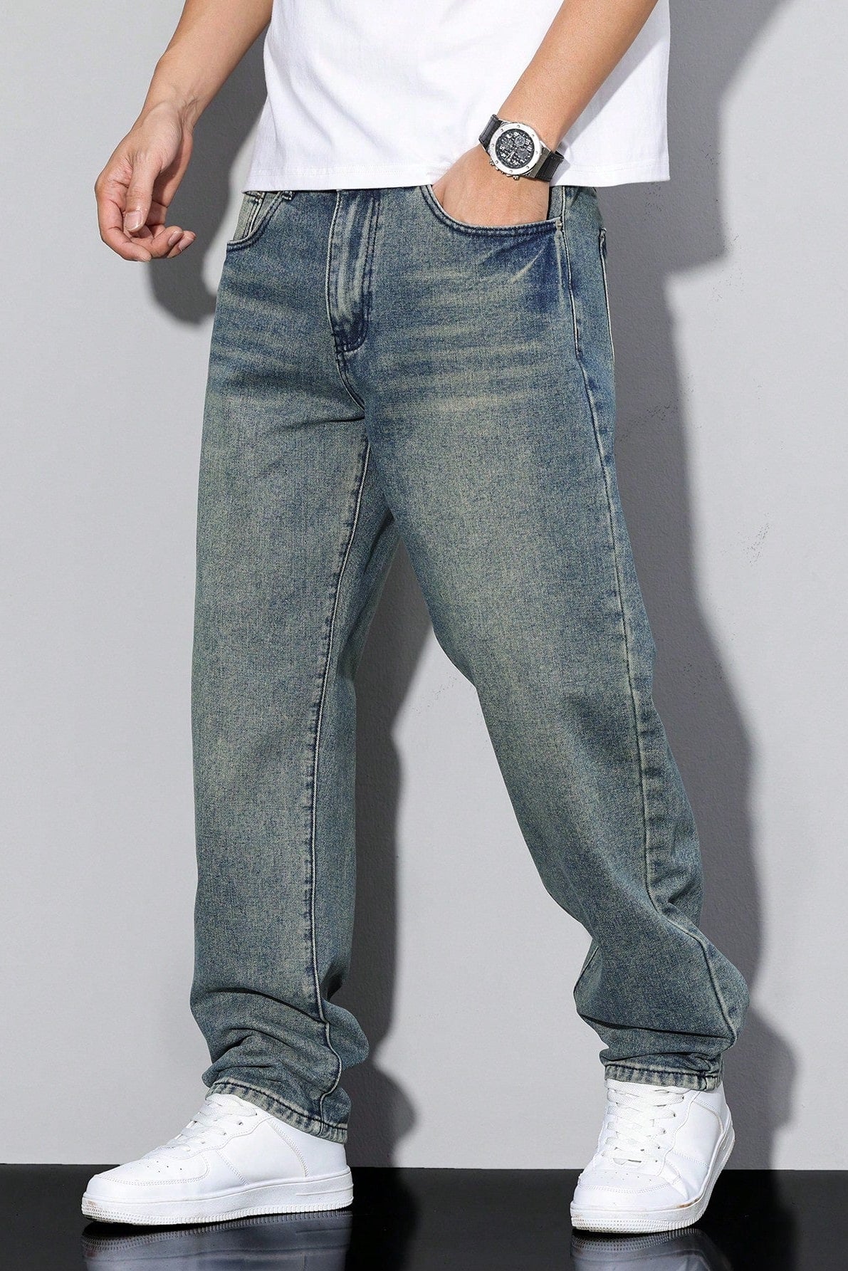 Bullock | Relaxed Straight Leg Jeans with Faded Finish